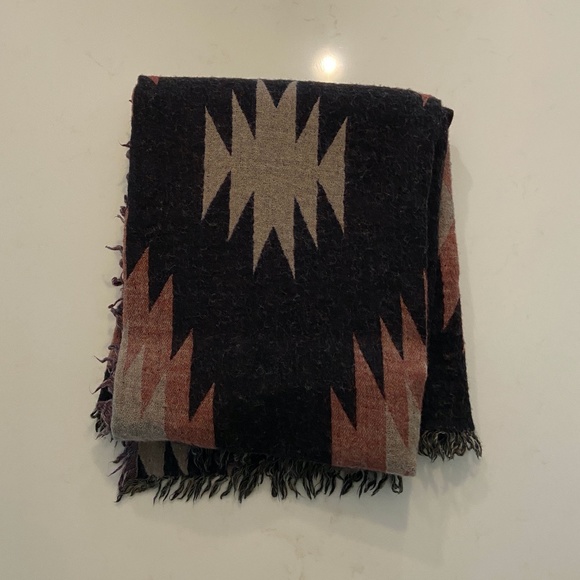 Aritzia Accessories - ARITZIA WILFRED blanket scarf